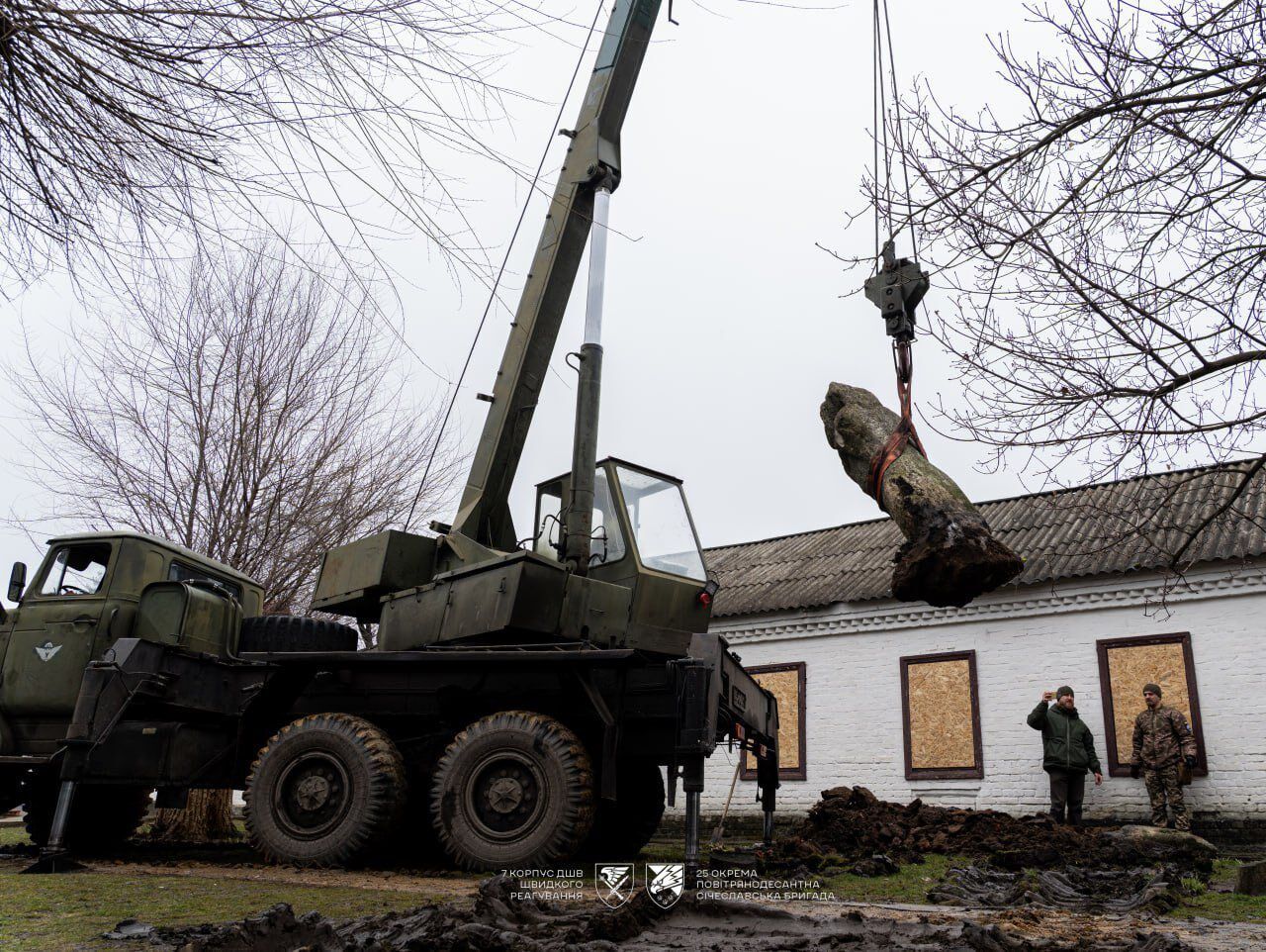 Військові евакуювали з Дніпропетровщини унікальні кам’яні пам’ятки степової доби. Фото