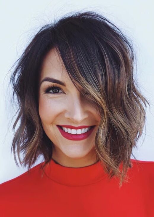 Модные этой зимой: какие стрижки оживят тонкие волосы