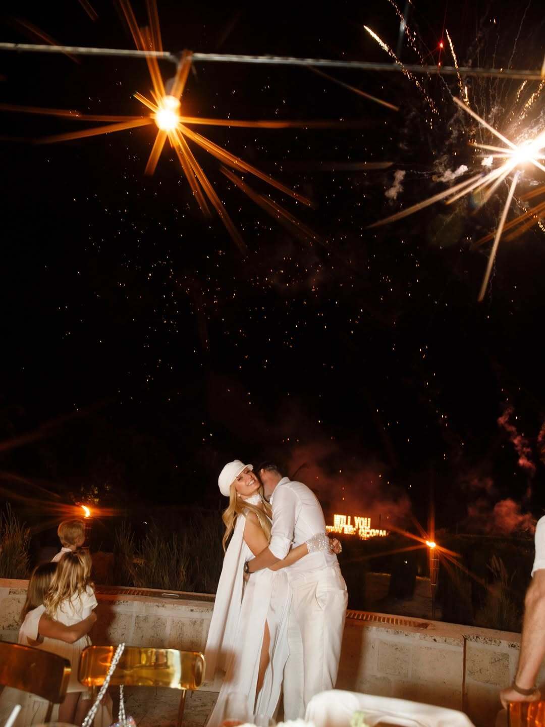 "Цього разу ми не просто чоловік і дружина". 45-річна Періс Гілтон вдруге сказала "так" коханому і пояснила, що це означає