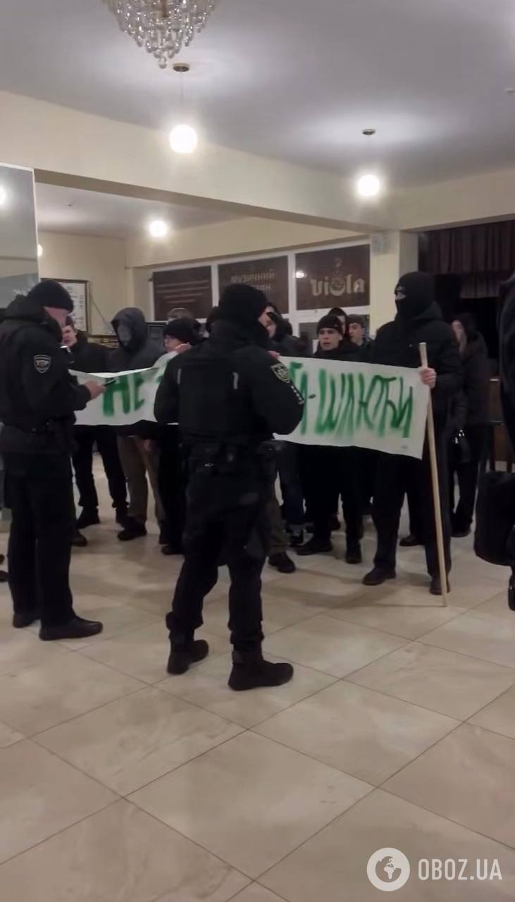 У Рівному невідомі зірвали концерт MELOVIN на тлі новини про його розрив з нареченим: довелося втрутитися поліції