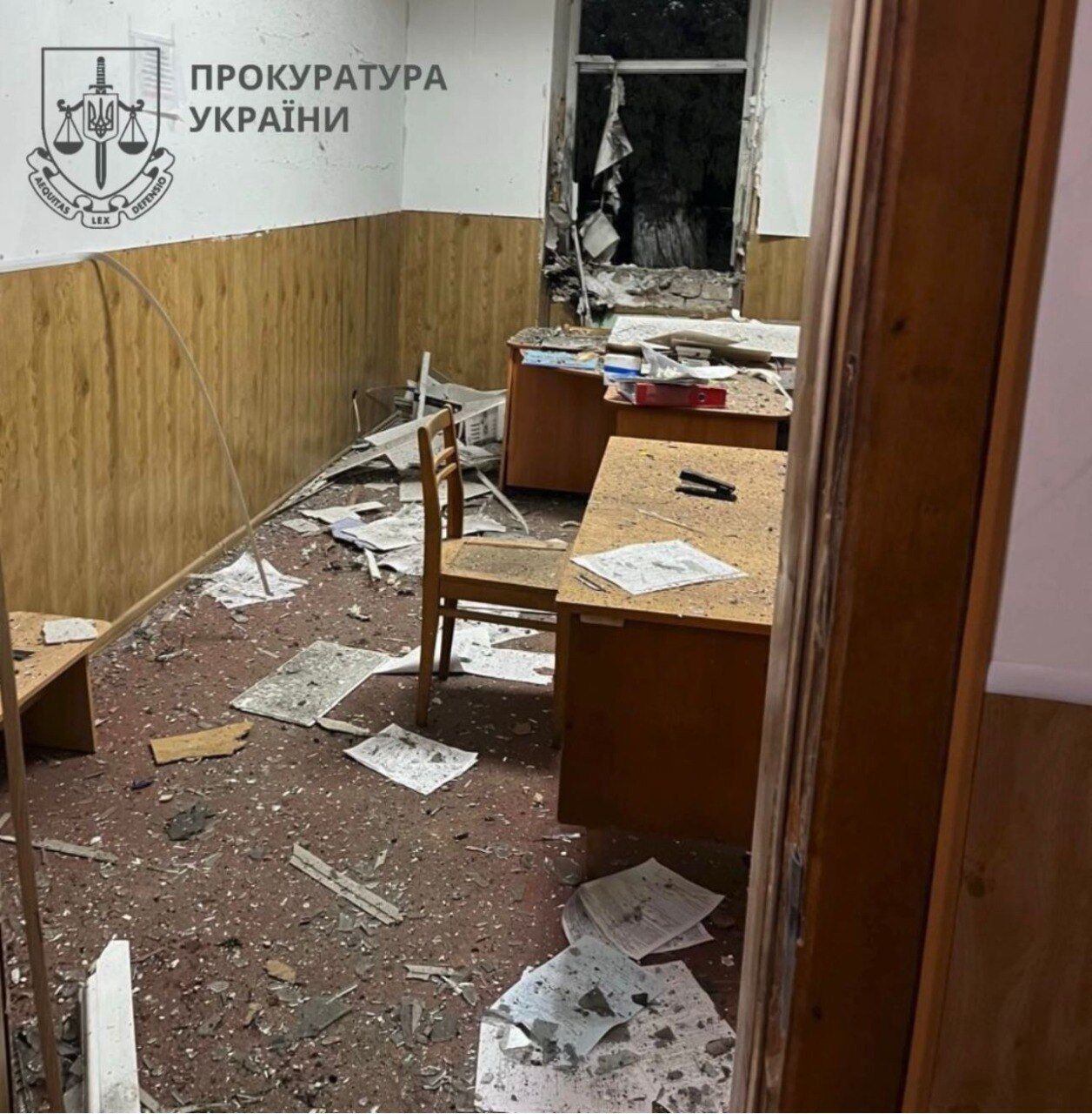 Вылетели стекла: в помещении ТЦК в Коломые произошел взрыв, инцидент расследуют как теракт. Фото