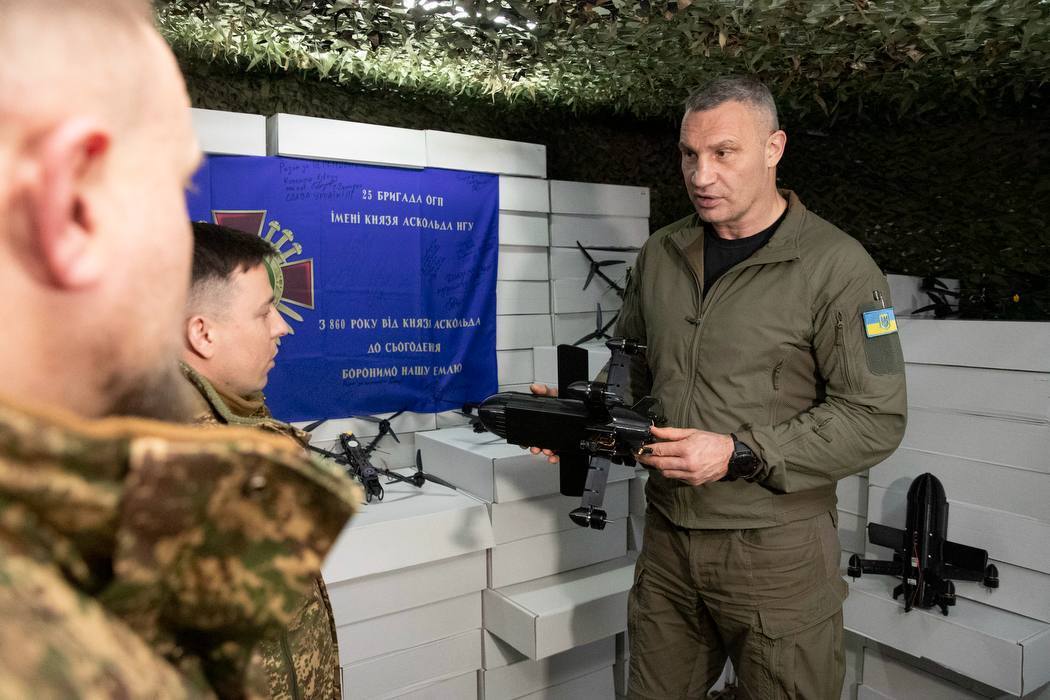 Кличко передав військовим із Києва нову партію допомоги від столиці. Фото