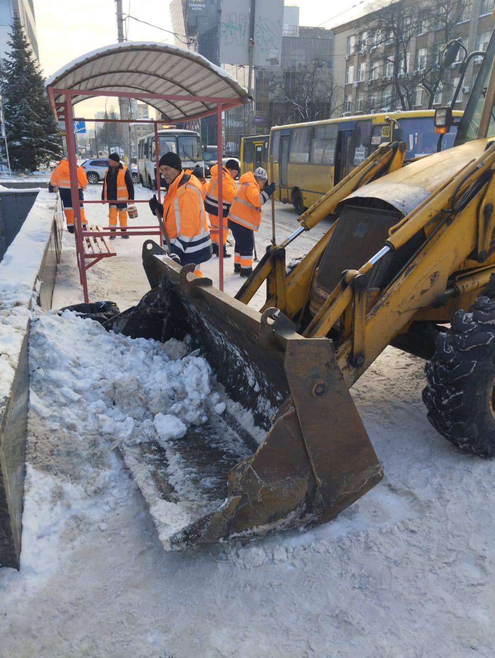 Работа продолжается круглосуточно: в Киеве для борьбы с гололедом задействовали более 200 единиц спецтехники. Фото и видео