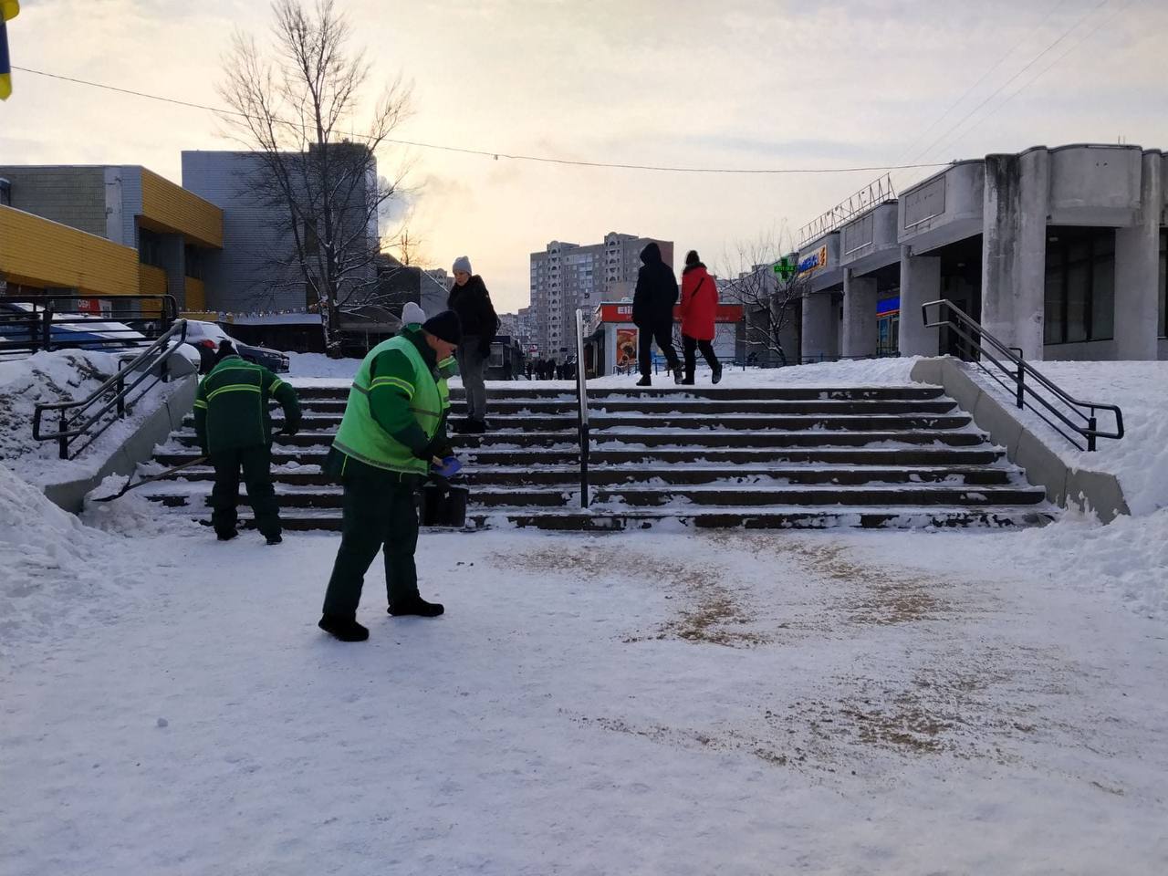 Работа продолжается круглосуточно: в Киеве для борьбы с гололедом задействовали более 200 единиц спецтехники. Фото и видео