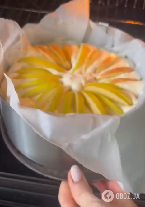 Шарлотка, як пух: приготуйте смачну випічку з тіста на кефірі