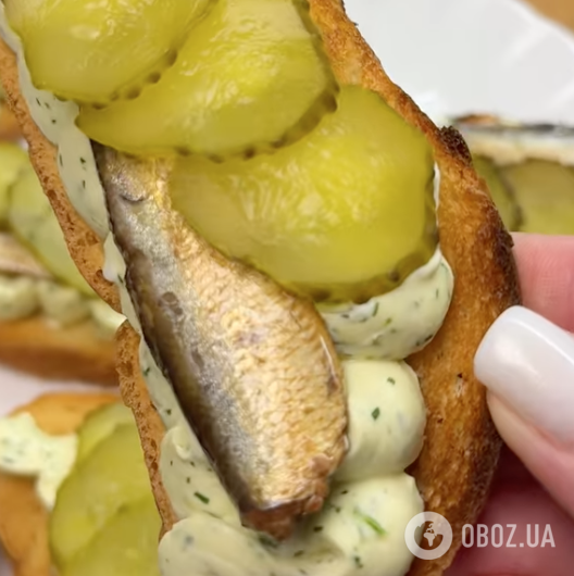 Бутерброди зі шпротами по-новому: ділимося рецептом смачної закуски
