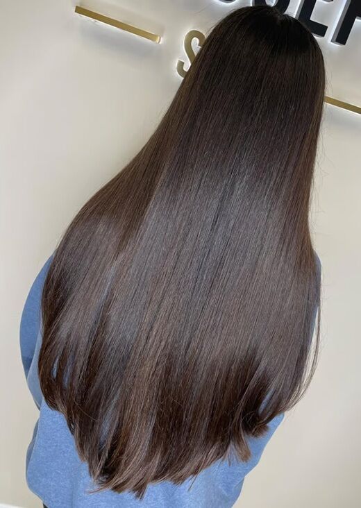 Модные этой зимой: какие стрижки оживят тонкие волосы