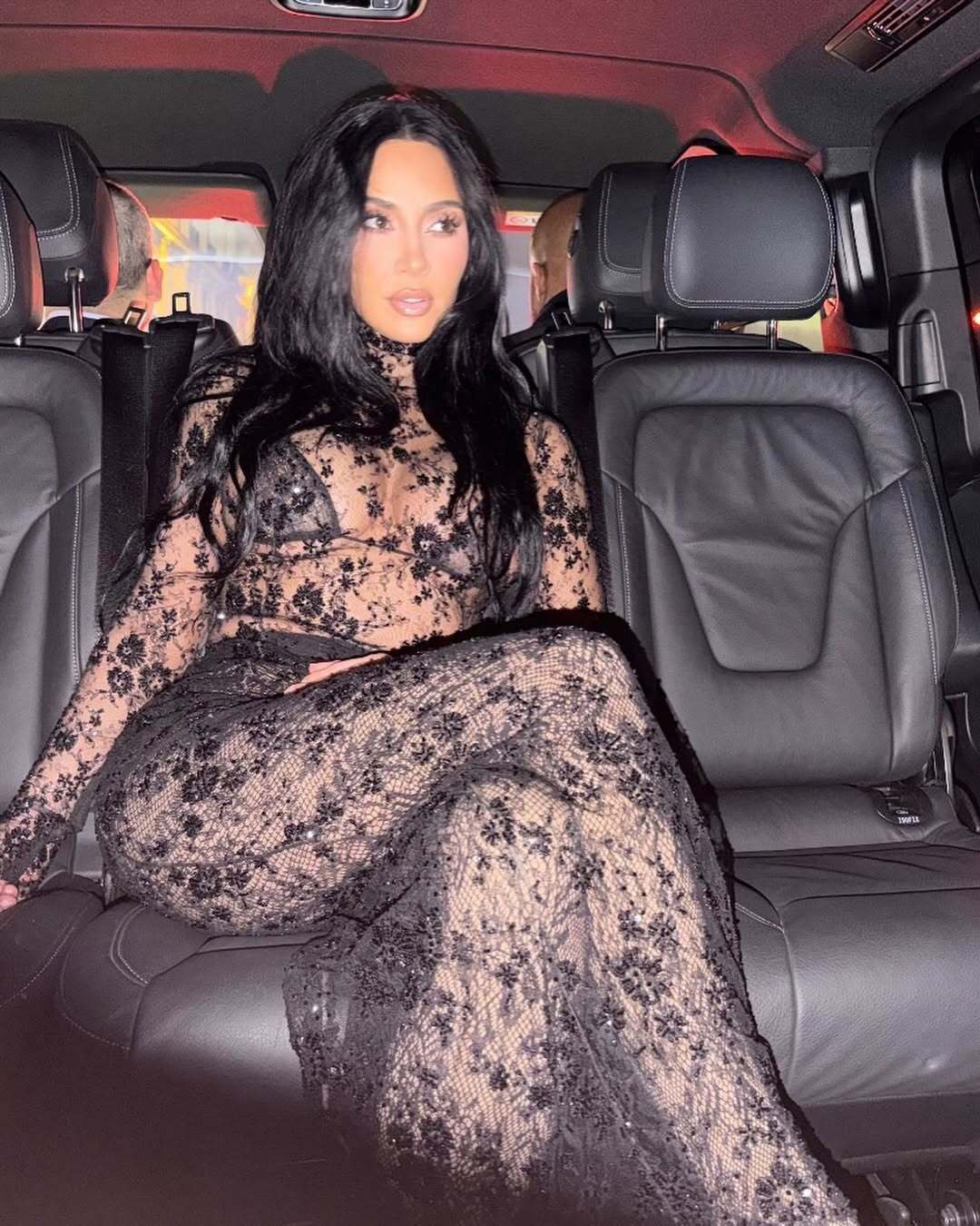 Кім Кардашʼян блиснула пишним бюстом у екстремально "голій сукні". Фото