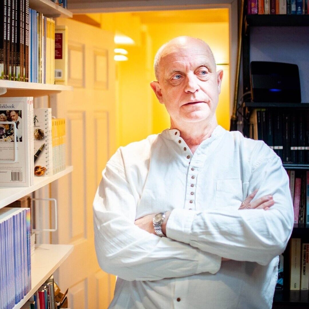 "Пророк судьбы", который якобы предсказал COVID-19 и смерть королевы, сделал тревожные прогнозы на 2026 год