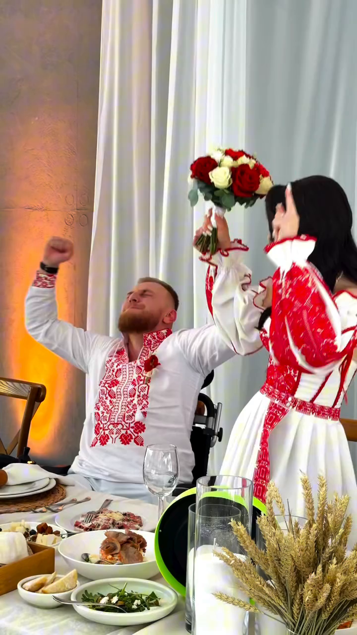 "Невероятно трогательная церемония": ветеран, который потерял на фронте обе ноги, женился. Видео