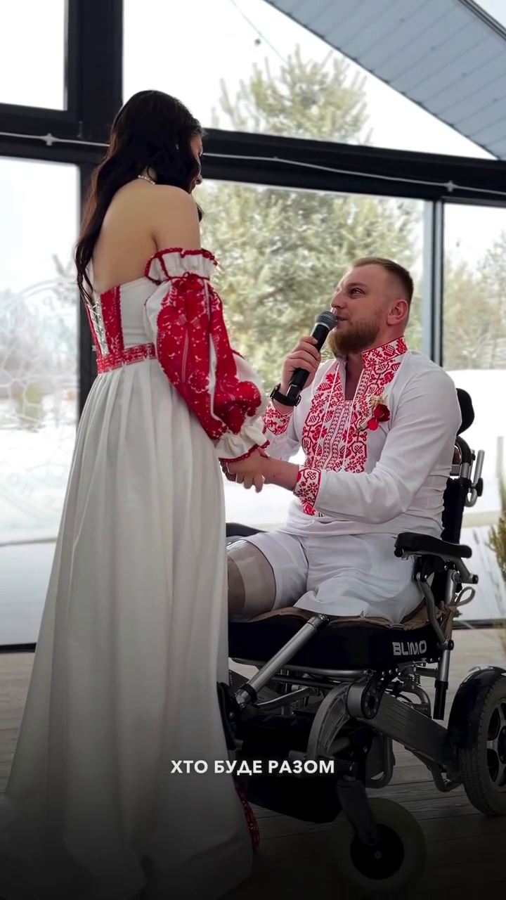 "Невероятно трогательная церемония": ветеран, который потерял на фронте обе ноги, женился. Видео