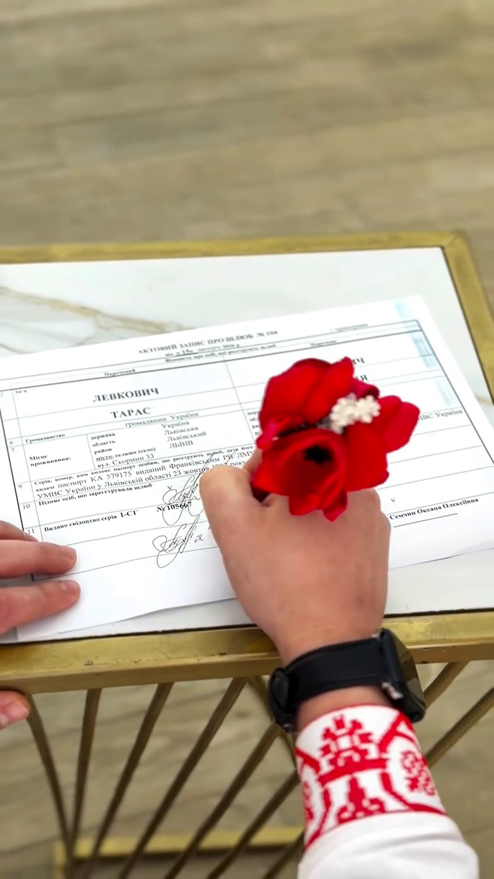 "Невероятно трогательная церемония": ветеран, который потерял на фронте обе ноги, женился. Видео