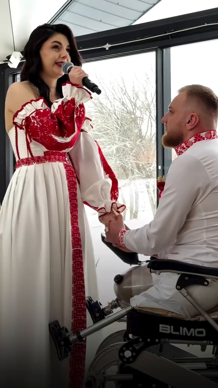 "Невероятно трогательная церемония": ветеран, который потерял на фронте обе ноги, женился. Видео