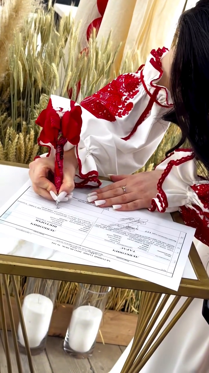 "Невероятно трогательная церемония": ветеран, который потерял на фронте обе ноги, женился. Видео