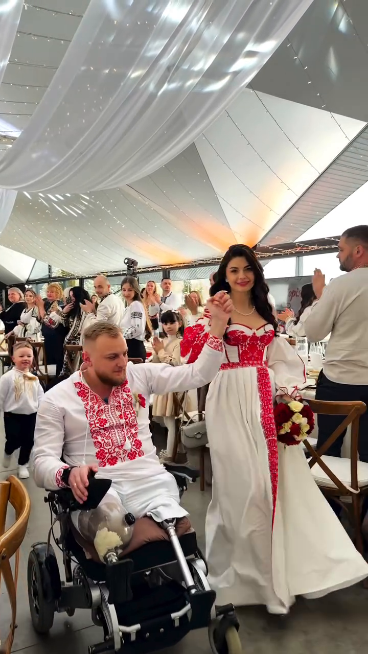 "Невероятно трогательная церемония": ветеран, который потерял на фронте обе ноги, женился. Видео