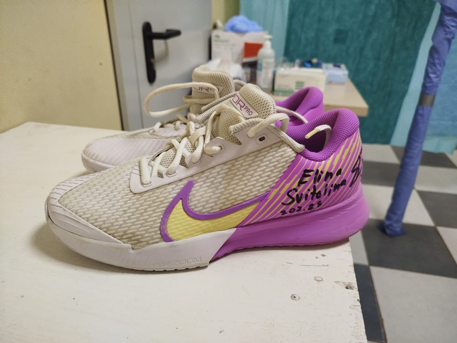 Військові медики серед одягу для поранених знайшли несподіваний сюрприз від Світоліної і шукають тенісистку у відповідь. Фотофакт