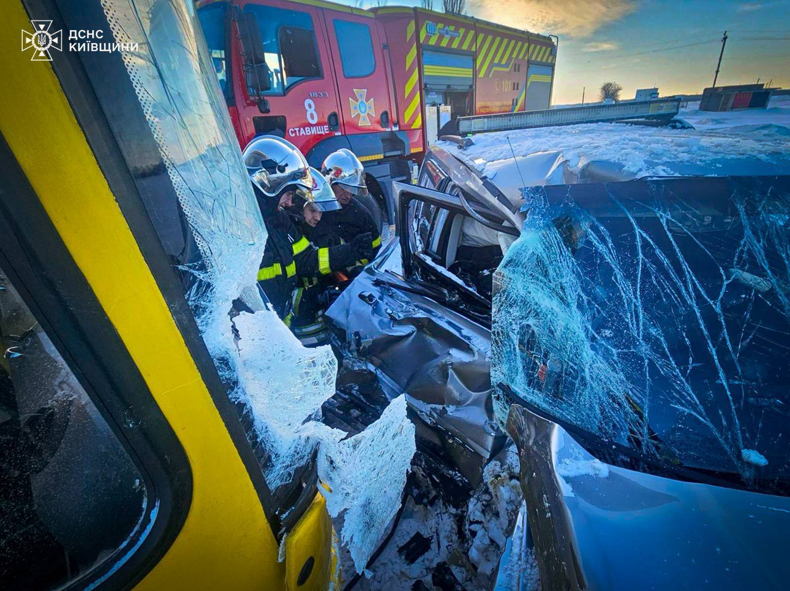 На Київщині зіткнулись легковик та шкільний автобус: є постраждалі. Подробиці та фото