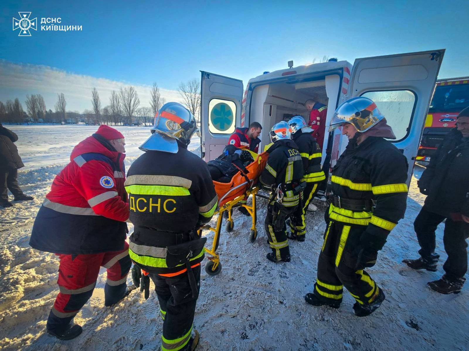 На Київщині зіткнулись легковик та шкільний автобус: є постраждалі. Подробиці та фото