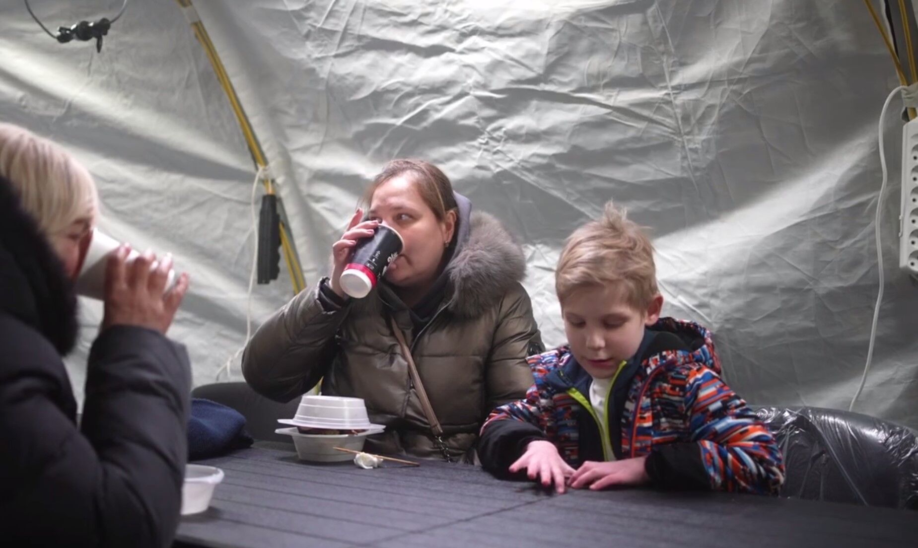 "Тут дуже смачно, тепло та весело":  кияни поділились враженнями від роботи теплопунктів Трійки. Відео