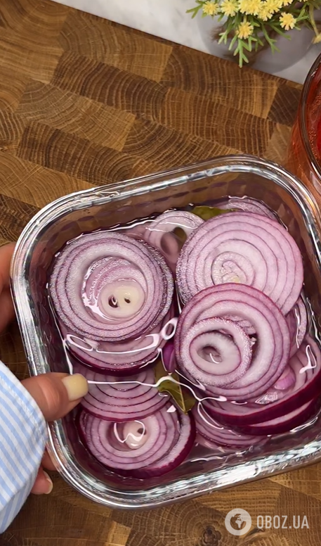 Как вкусно замариновать лук к шашлыку и салатам: горчить не будет