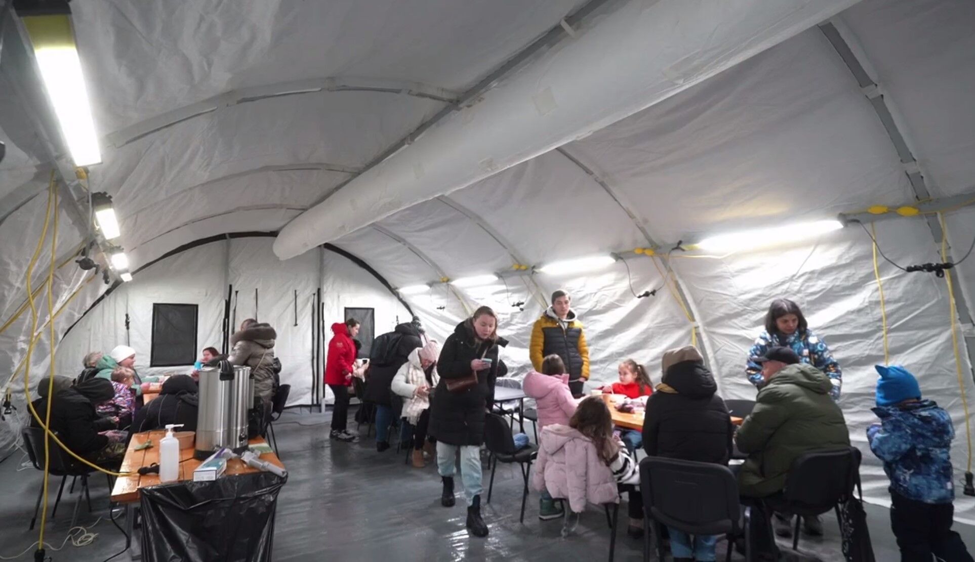 "Тут дуже смачно, тепло та весело":  кияни поділились враженнями від роботи теплопунктів Трійки. Відео