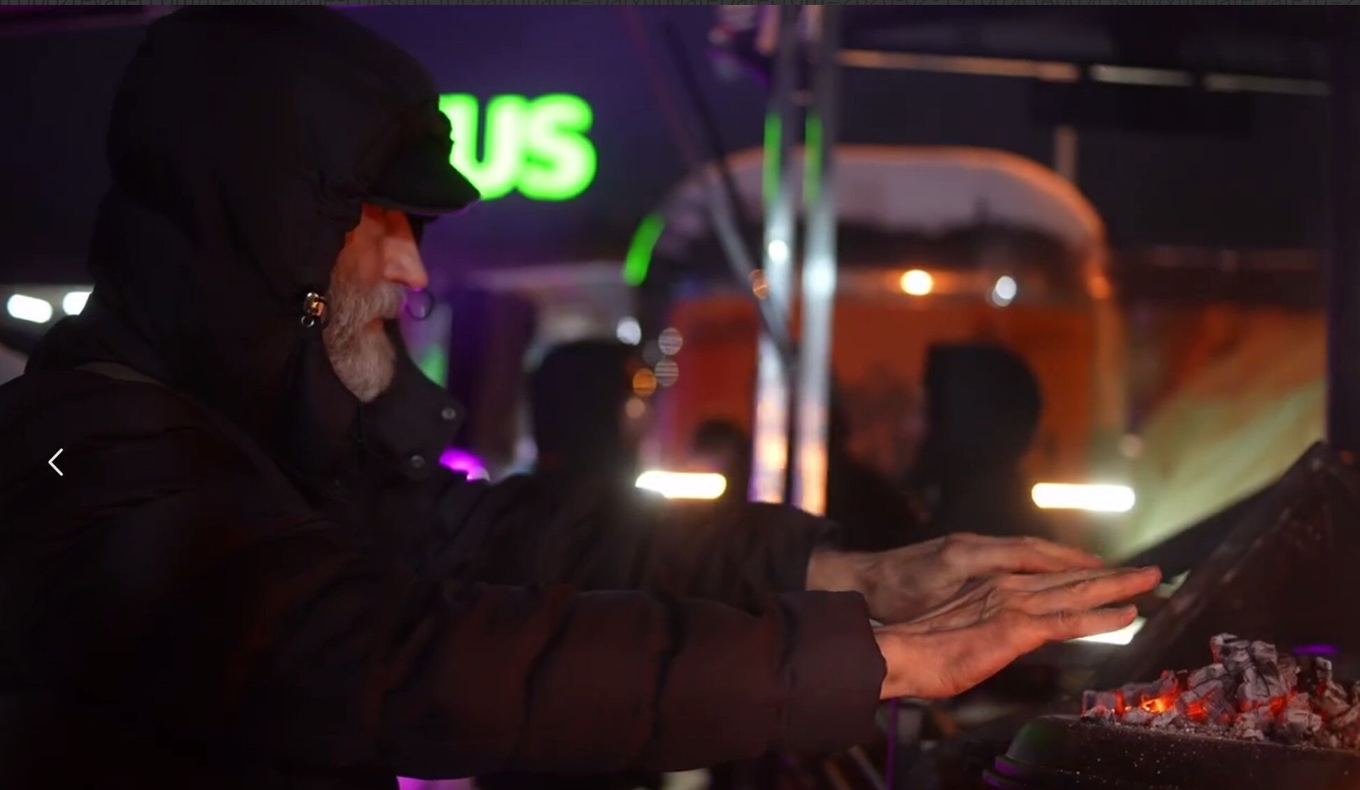 "Тут дуже смачно, тепло та весело":  кияни поділились враженнями від роботи теплопунктів Трійки. Відео