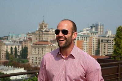 Сеть ошеломили архивные фото Стейтема и Сталлоне в Киеве: некоторые заподозрили вмешательство ИИ