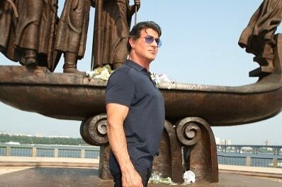 Сеть ошеломили архивные фото Стейтема и Сталлоне в Киеве: некоторые заподозрили вмешательство ИИ