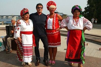 Сеть ошеломили архивные фото Стейтема и Сталлоне в Киеве: некоторые заподозрили вмешательство ИИ