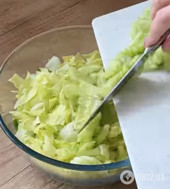 Салат а-ля "Цезарь": рецепт очень вкусного блюда для праздничного стола за 10 минут