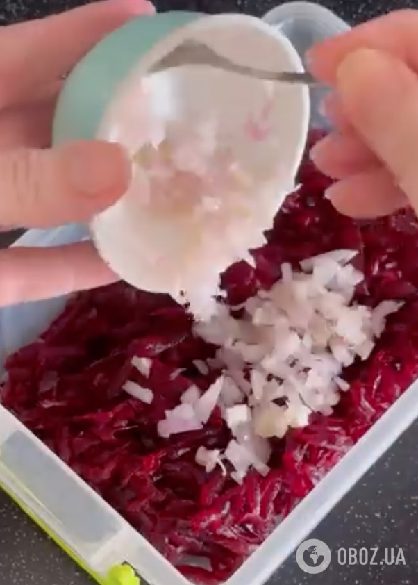 Салат из свеклы и сельди за 10 минут: самый простой и быстрый рецепт блюда, которое захочется есть каждый день