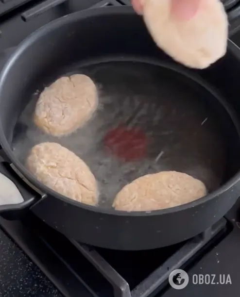 Сочные куриные котлеты с сыром и вареными яйцами: делимся рецептом оригинального блюда