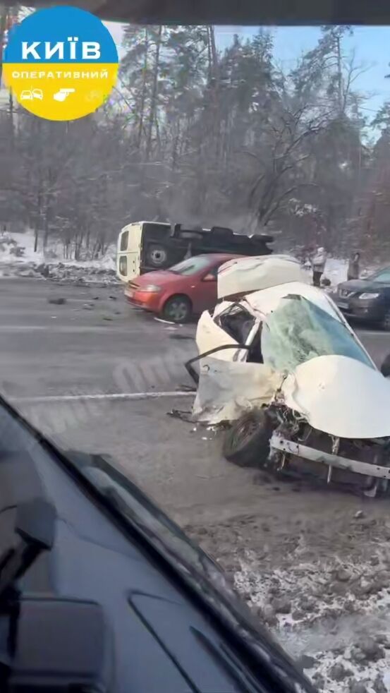 Под Киевом произошло масштабное ДТП, есть погибший и пострадавшие. Все подробности, фото и видео