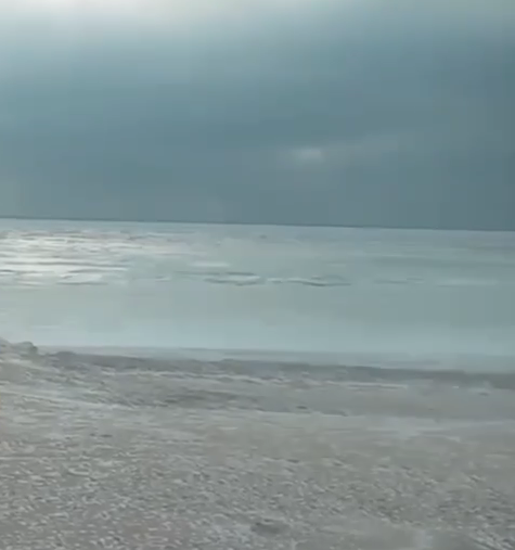 "Такого не було 15 років": море в Кирилівці промерзло більше ніж на 200 метрів від берега. Відео