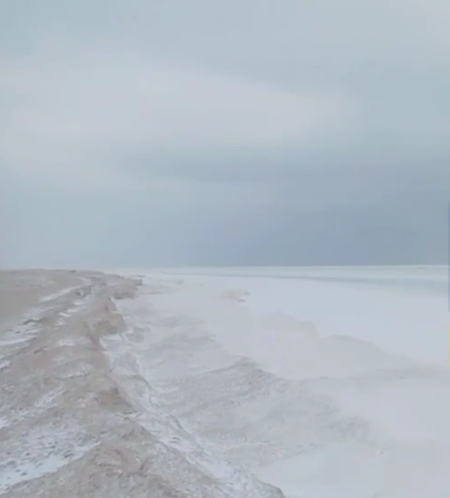 "Такого не було 15 років": море в Кирилівці промерзло більше ніж на 200 метрів від берега. Відео