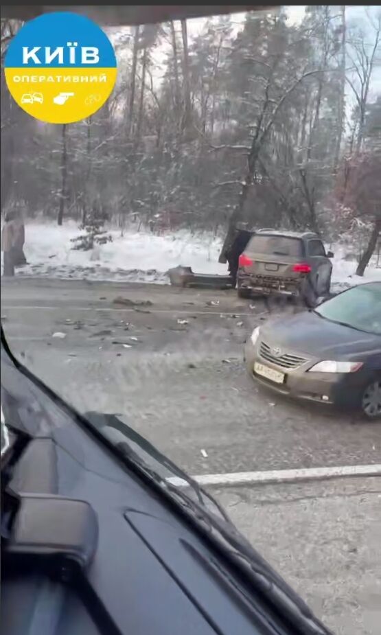 Под Киевом произошло масштабное ДТП, есть погибший и пострадавшие. Все подробности, фото и видео