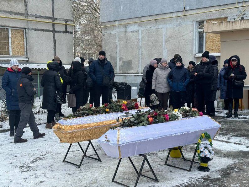 "Любили життя і вірили у перемогу": на Запоріжжі попрощалися з матір'ю і донькою, яких убив російський дрон. Фото