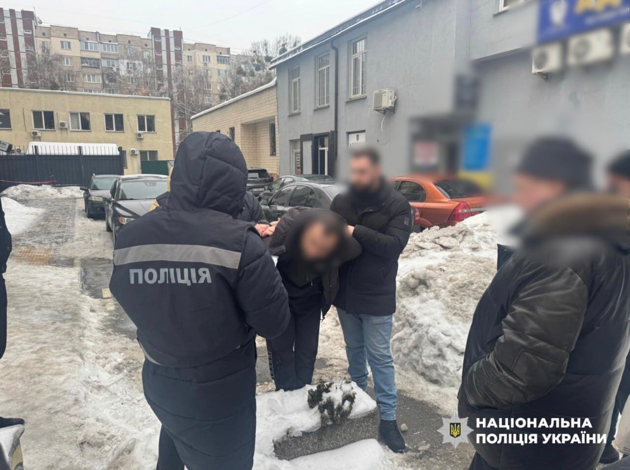 Вимагав $37 тис. доларів за "вирішення питань" у ТЦК та суді: у Києві затримали зловмисника. Фото та відео