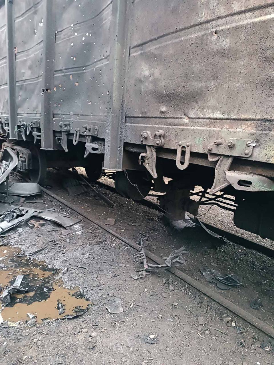 Під ударом був тепловоз: Росія знову атакувала українську залізницю, є наслідки. Фото