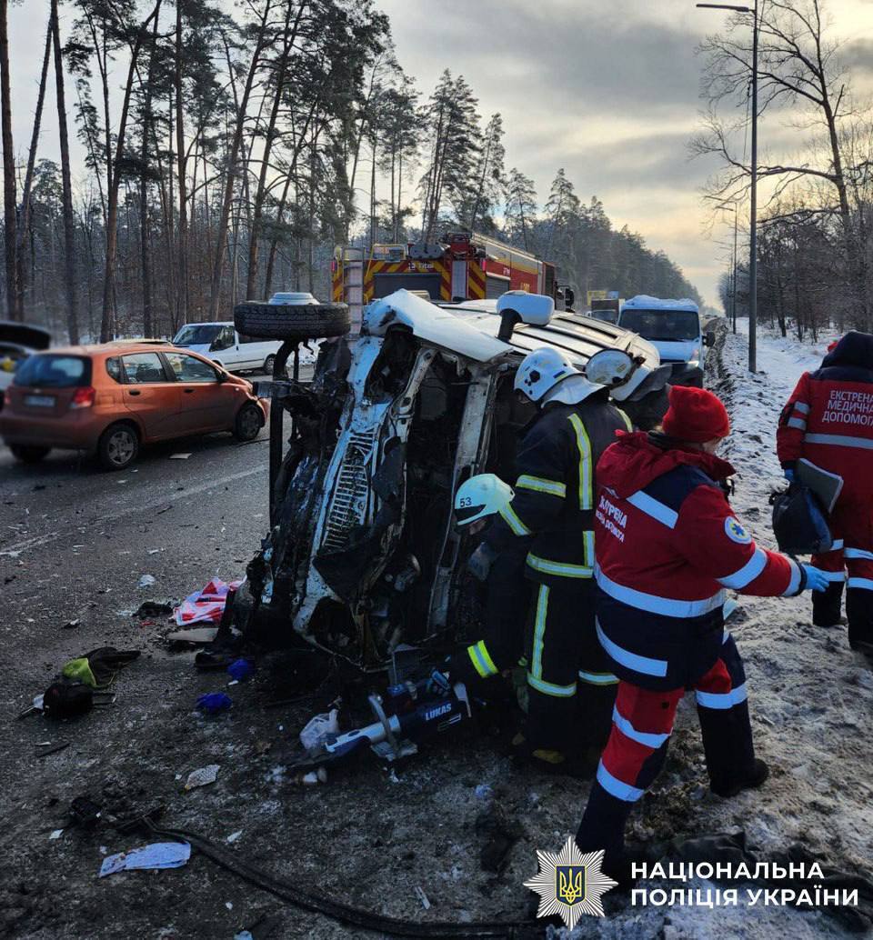 Под Киевом произошло масштабное ДТП, есть погибший и пострадавшие. Все подробности, фото и видео