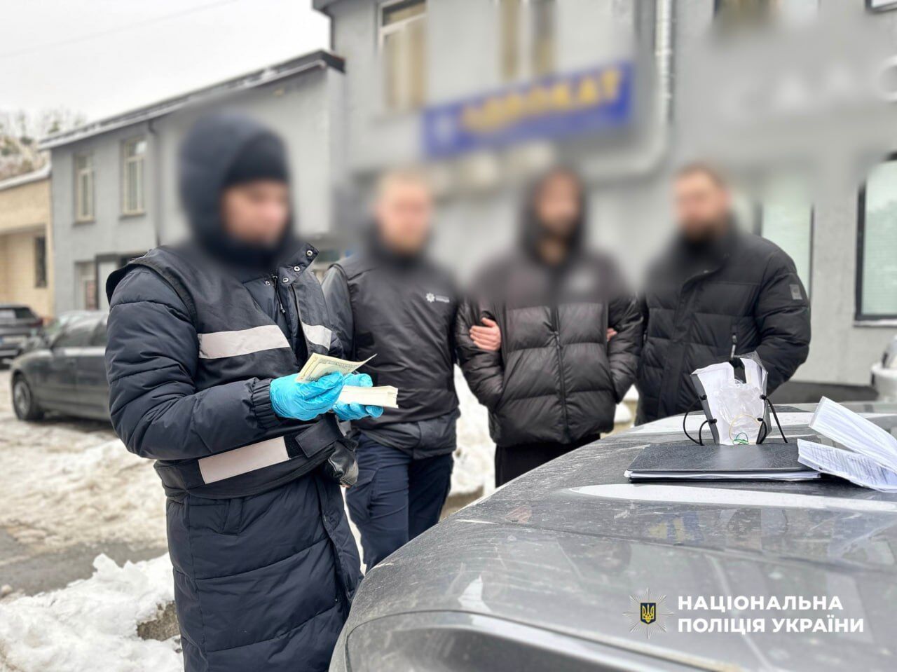 Вимагав $37 тис. доларів за "вирішення питань" у ТЦК та суді: у Києві затримали зловмисника. Фото та відео