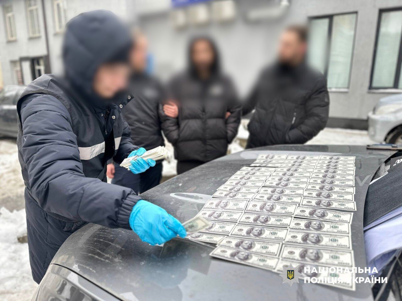 Вимагав $37 тис. доларів за "вирішення питань" у ТЦК та суді: у Києві затримали зловмисника. Фото та відео