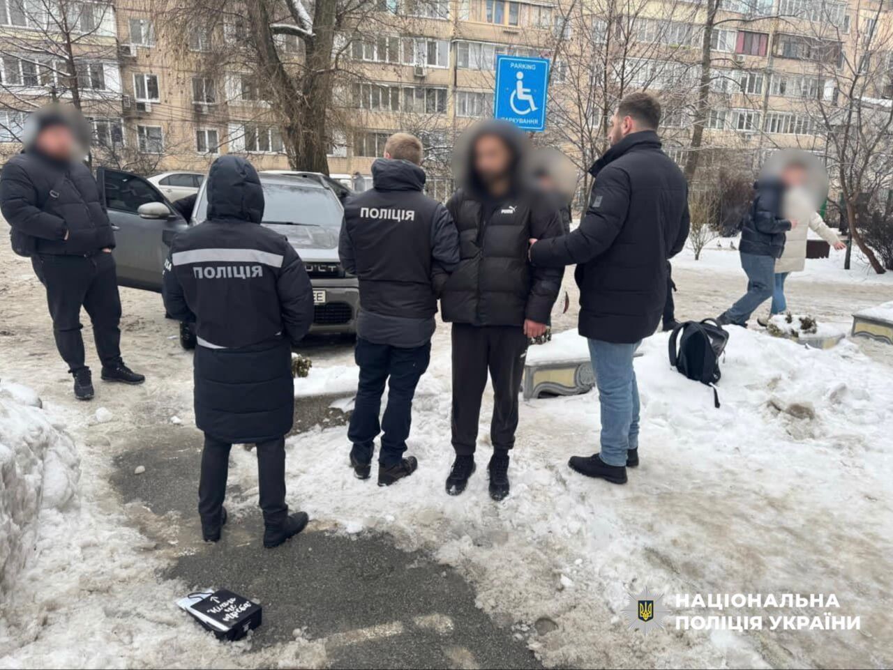 Вимагав $37 тис. доларів за "вирішення питань" у ТЦК та суді: у Києві затримали зловмисника. Фото та відео