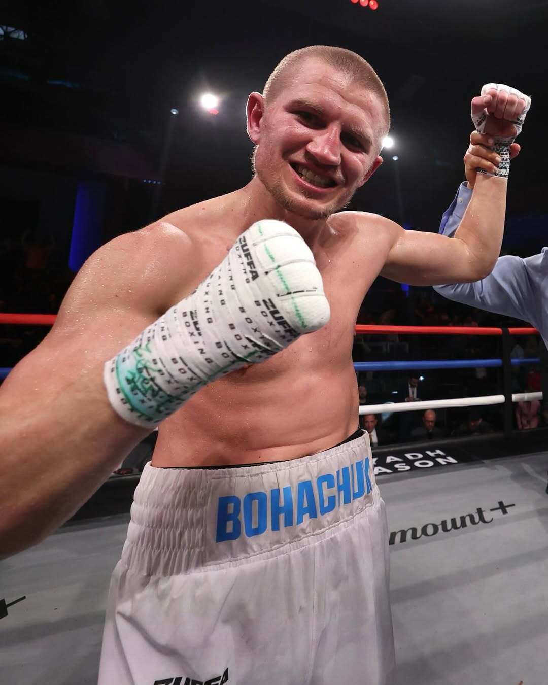 Знамениті українські боксери вийшли на ринг із символом Z на шортах у США: що сталося. Фотофакт