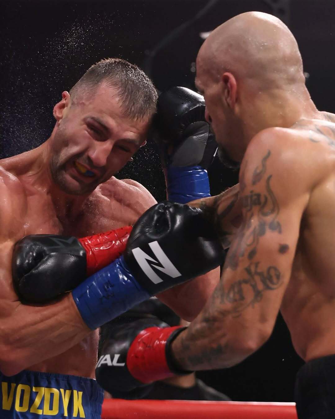 Знамениті українські боксери вийшли на ринг із символом Z на шортах у США: що сталося. Фотофакт