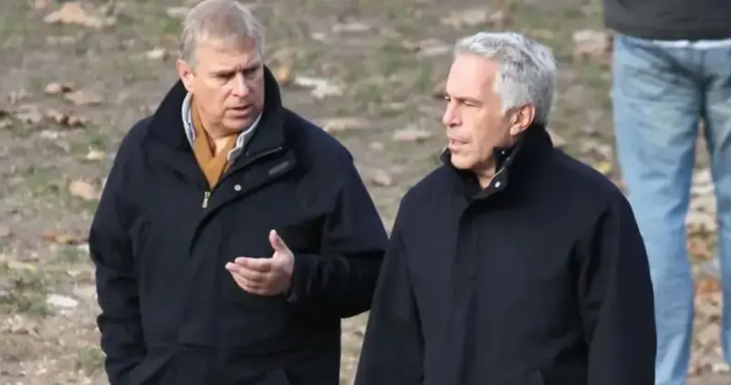 Появились жуткие фото экс-принца Эндрю после задержания полицией: сеть обсуждает его выражение лица