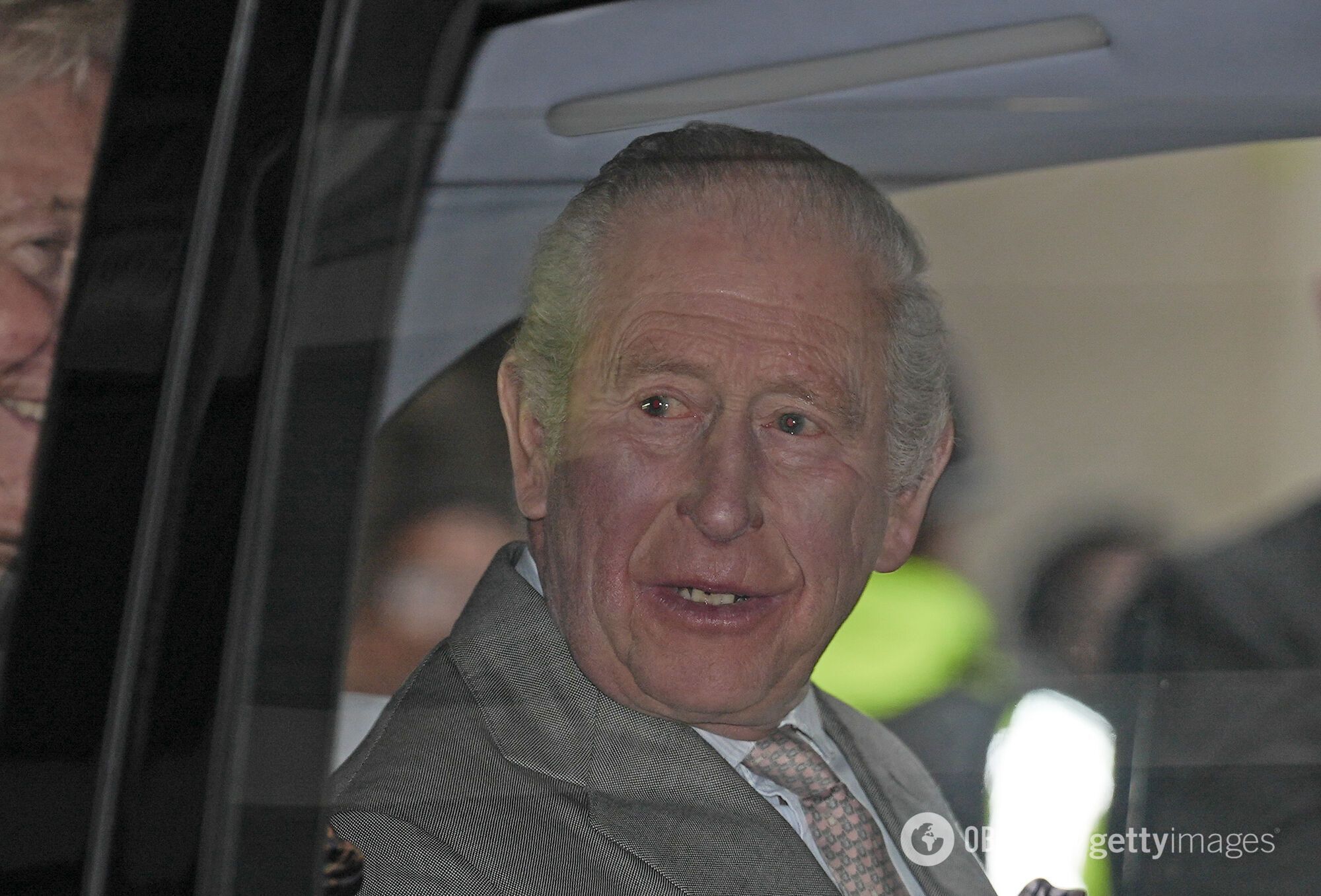 Появились жуткие фото экс-принца Эндрю после задержания полицией: сеть обсуждает его выражение лица