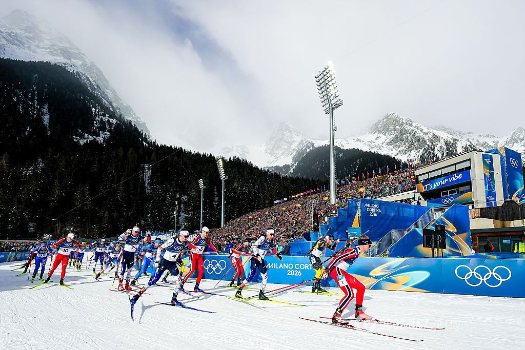 Біатлоністи раптово зупинилися перед фінішем і влаштували епічну зарубу на ОІ. Відео