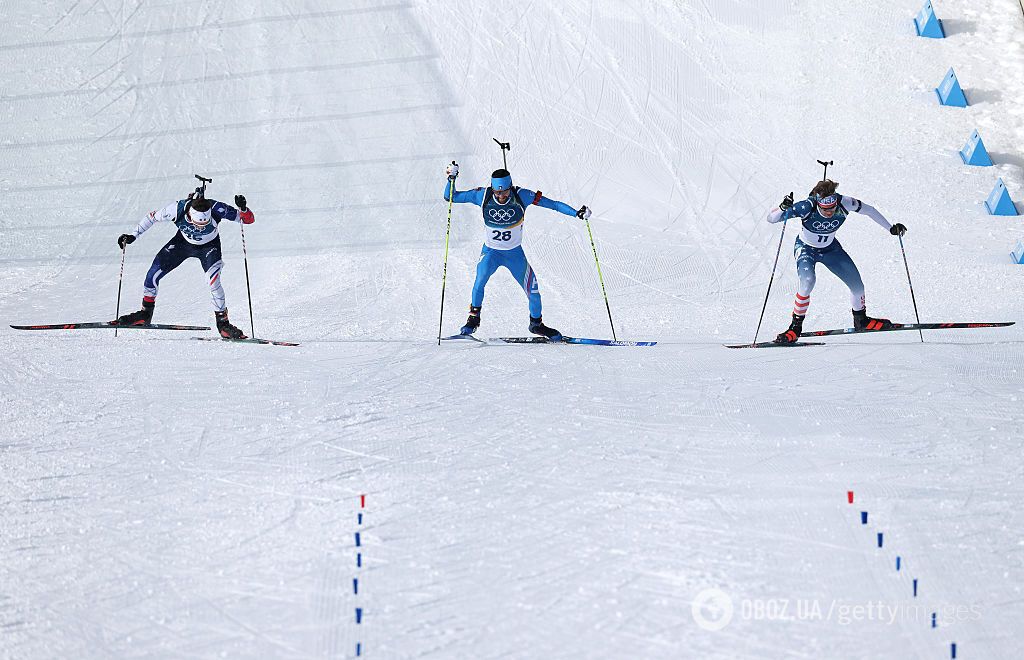 Біатлоністи раптово зупинилися перед фінішем і влаштували епічну зарубу на ОІ. Відео