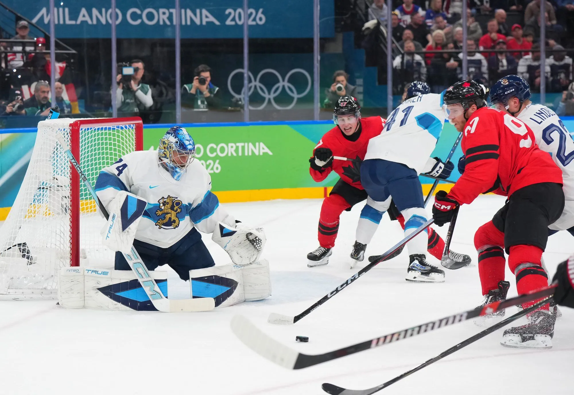Канада пропустила гол спустя 2 секунды, совершила камбэк и вышла в хоккейный финал Олитмпиады-2026